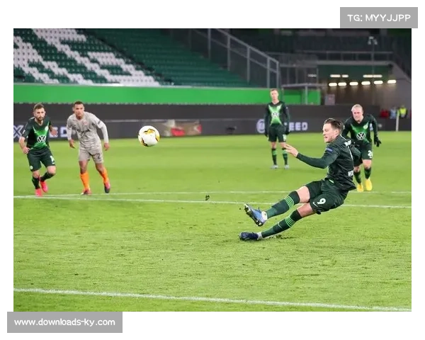 沃尔夫斯堡半场2-0领先奥格斯堡，中场控制占优